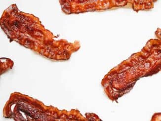 cooked bacon slices
